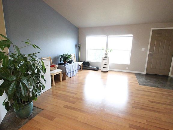 5th image of 512 E Spruce Dr
