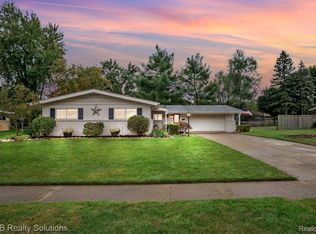 8542 Walnut Hl, Shelby Township, MI