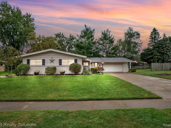 8542 Walnut Hl, Shelby Township, MI 48317