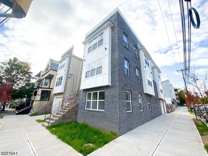 3 bed, 2.5 bath, 1400 sqft, $2,400 — Photo 3