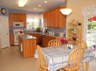 11 Greenbriar Ct, Burlington, NJ 08016