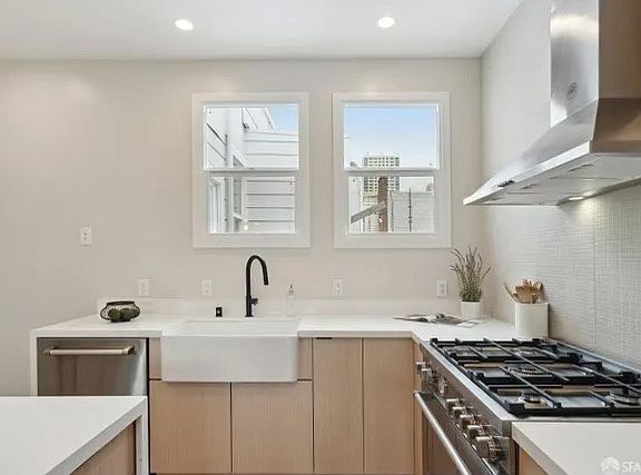 5th image of 1492 Larkin St APT 7