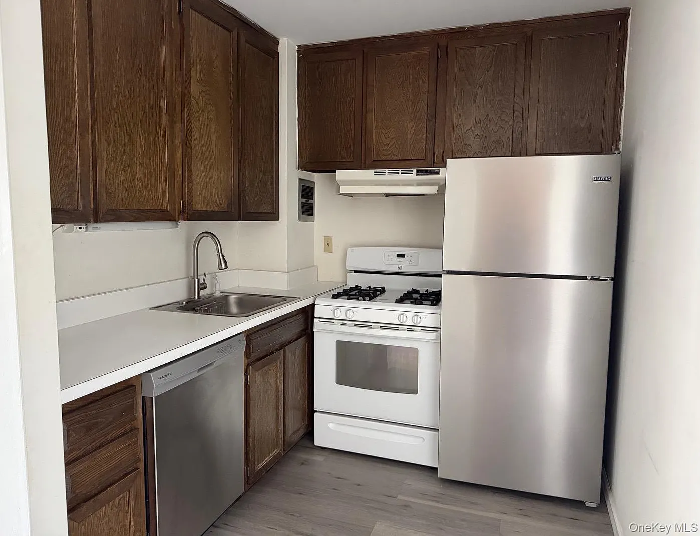 740 E Broadway — Photo 2