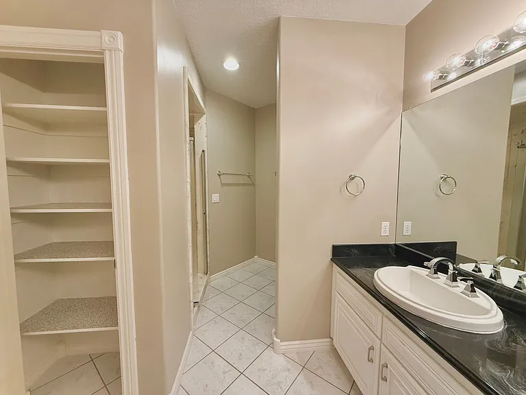 825 N Capitol Blvd — Photo 41