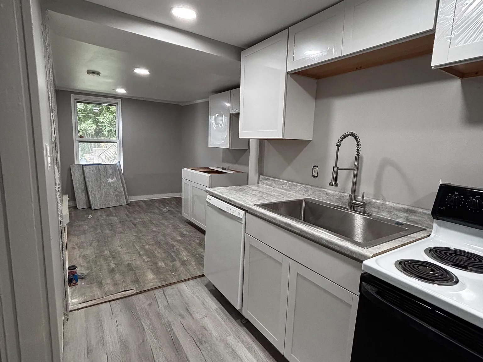 3 bed, 1.0 bath, $1,900 — Photo 2