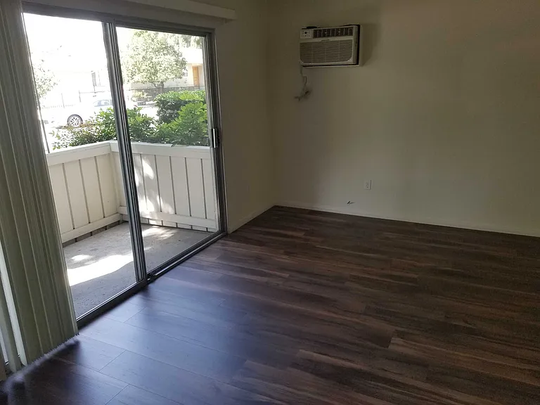 Mammoth Ave — Photo 49