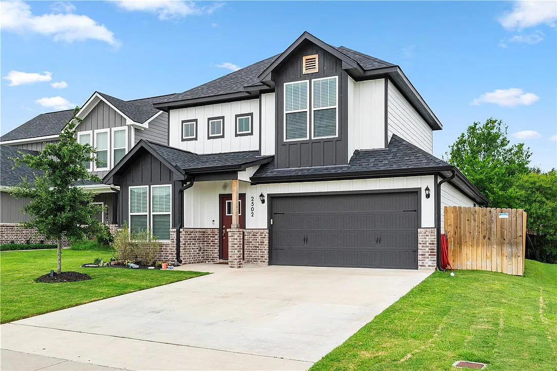 3 bed, 2.5 bath, 2067 sqft, $2,300 — Photo 3