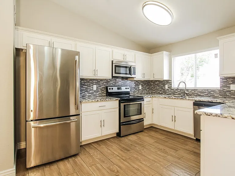 7014 W Canterbury Dr — Photo 8
