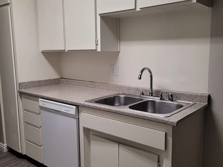 073 - Canyon Crest Hills Apartments — Photo 3