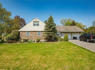 1 Pell Ln, Syosset, NY 11791