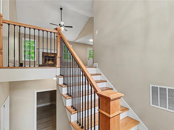 3rd image of 180 Pebblebrook Way