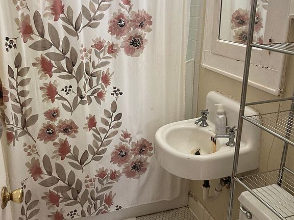 5th image of 926 E Pleasant St #10502580