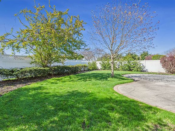 3rd image of 115 Regent Dr