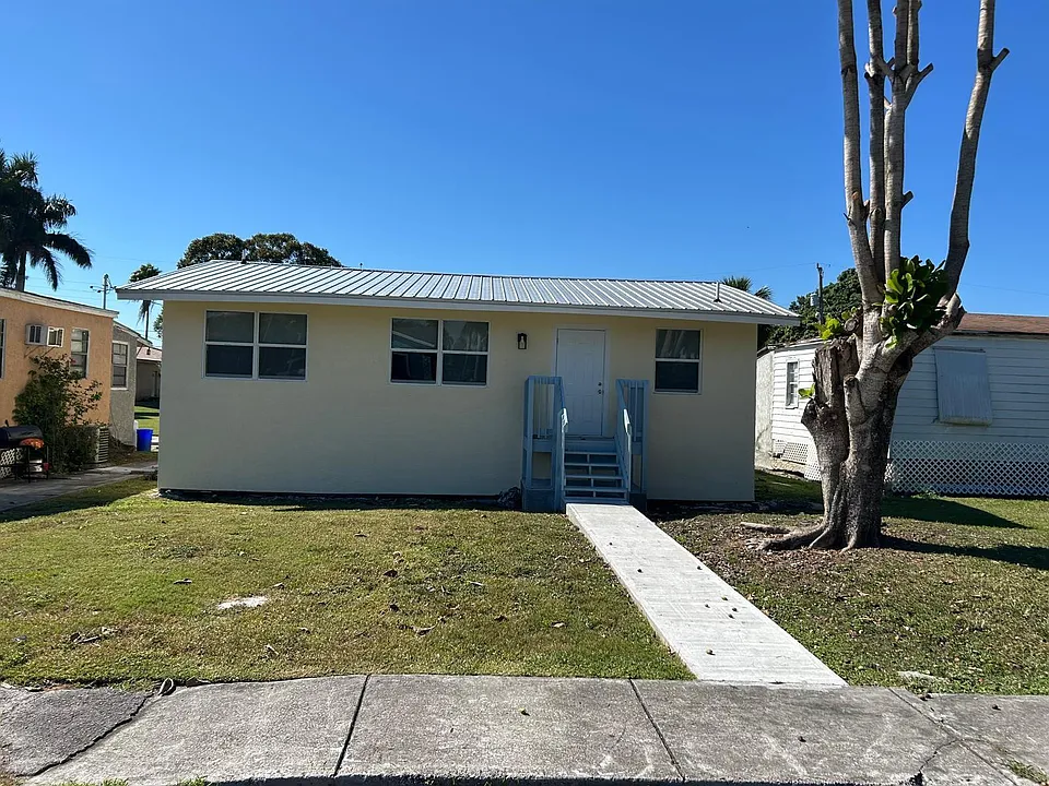 371 Banyan Ave