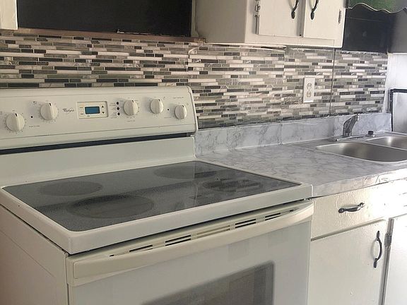 4th image of 602 Henry St #3H