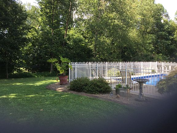 5th image of 16 Pine Haven Dr