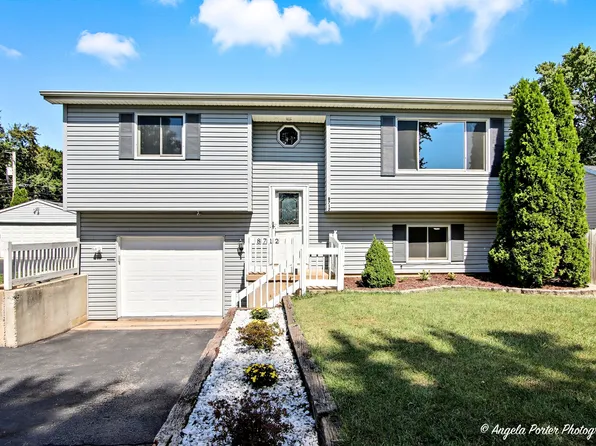 8712 Ramble Rd, Wonder Lake, IL 60097