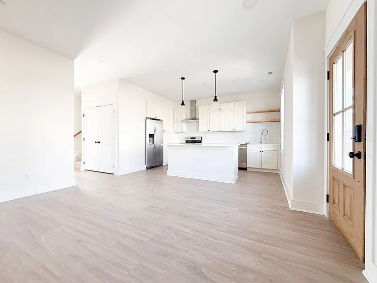 1373 Meridian St — Photo 2