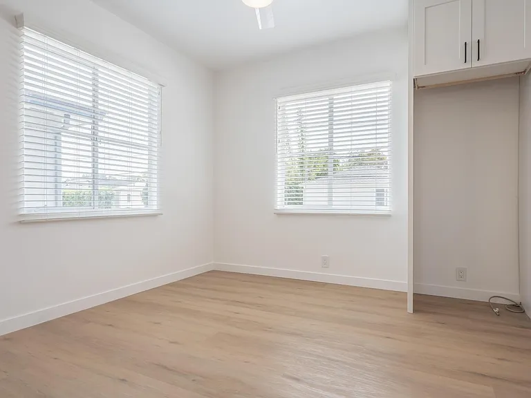 3201 S Barrington Ave #F — Photo 17