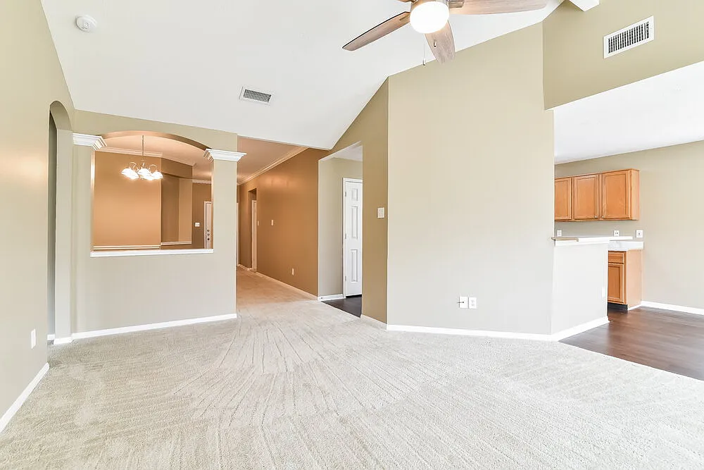 3 bed, 2.0 bath, 1637 sqft, $2,060 — Photo 3