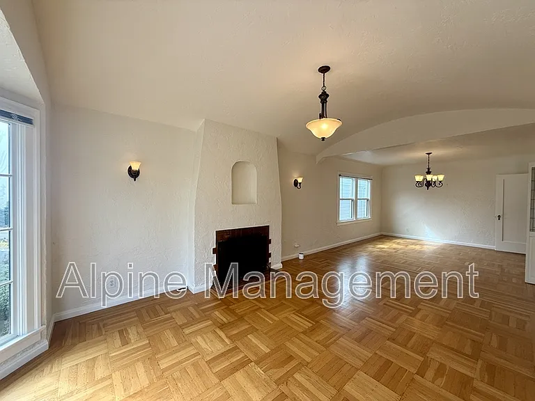 658 Rockdale Dr #MAIN — Photo 4