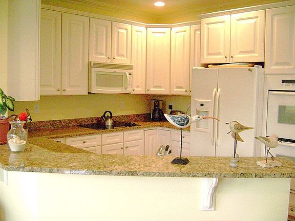 Kitchen & Breakfast Bar