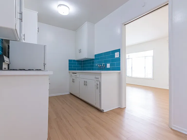 Gayley Manor Apartments — Photo 79