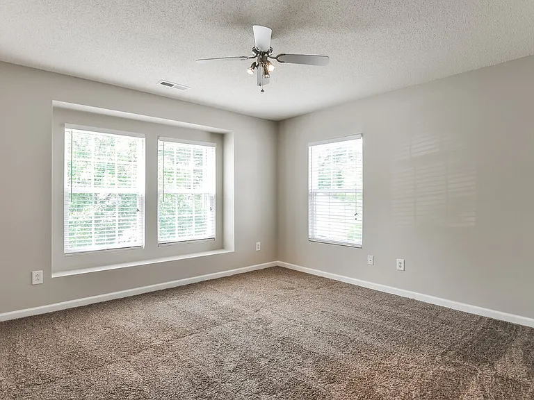 144 Georgetowne Dr — Photo 11