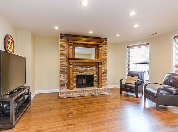 2nd image of 3844 N Sheffield Ave #104