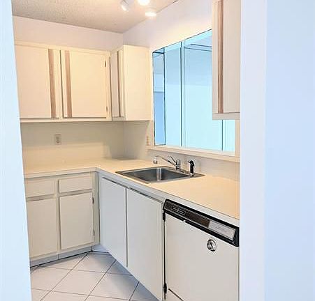 4th image of 5620 Queen Palm Ct APT B