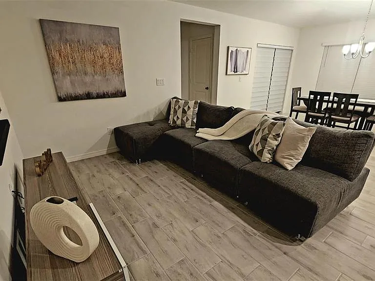 1055 Papaya Cir — Photo 5
