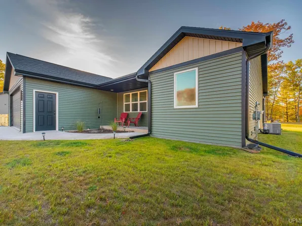 208 Sunset Dr, Negaunee, MI 49866
