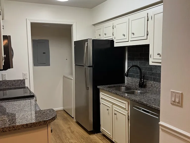 2905 Burch Ave #12 — Photo 25
