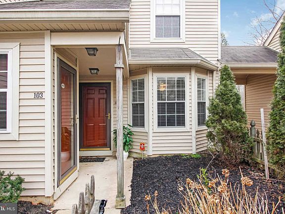 3rd image of 102 Woodlake Dr