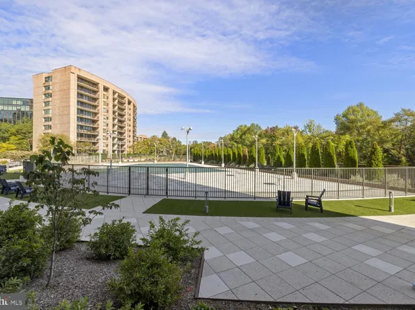 1805 Crystal Dr APT 211S, Arlington, VA 22202