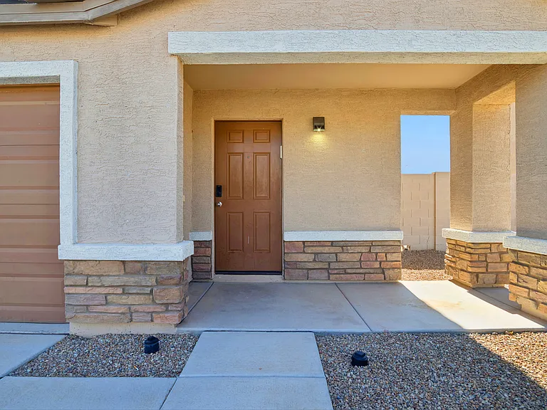 1748 N Logan Ln — Photo 3