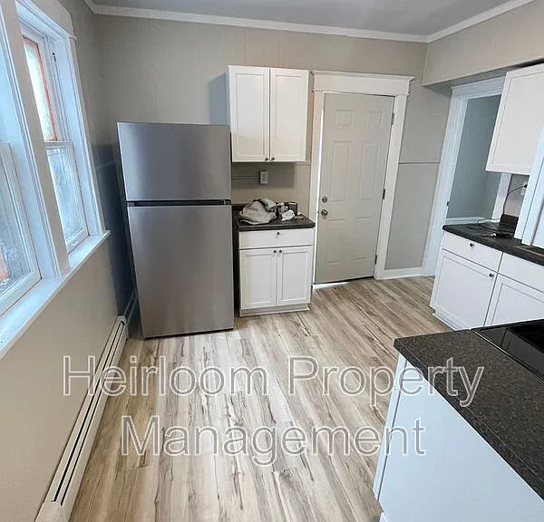 611 E 6th St #1 — Photo 2