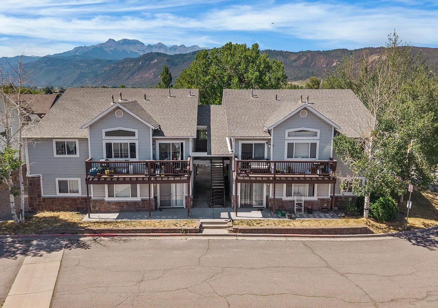 565 Redcliff Cir — Photo 1