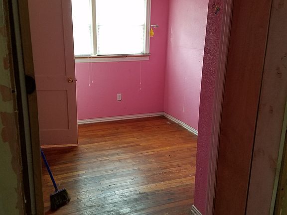 5th image of 512 W Washington Ave