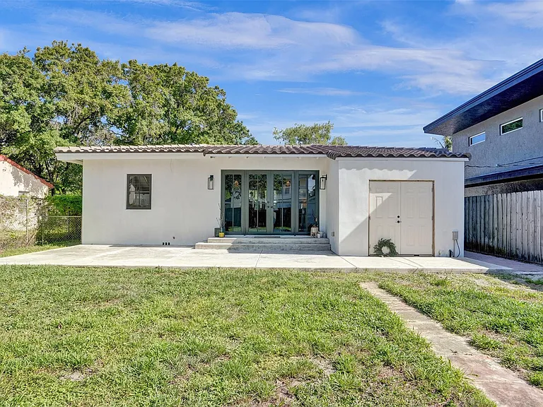 807 SW 18th St — Photo 55