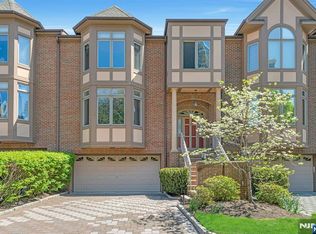 25 Victoria Pl E, Fort Lee, NJ 07024
