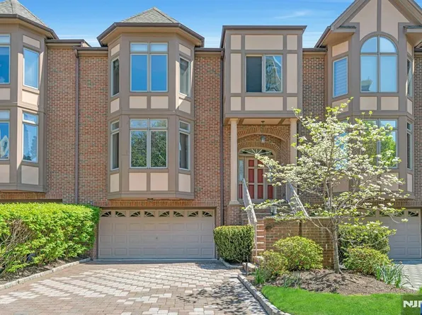 25 Victoria Pl E, Fort Lee, NJ 07024