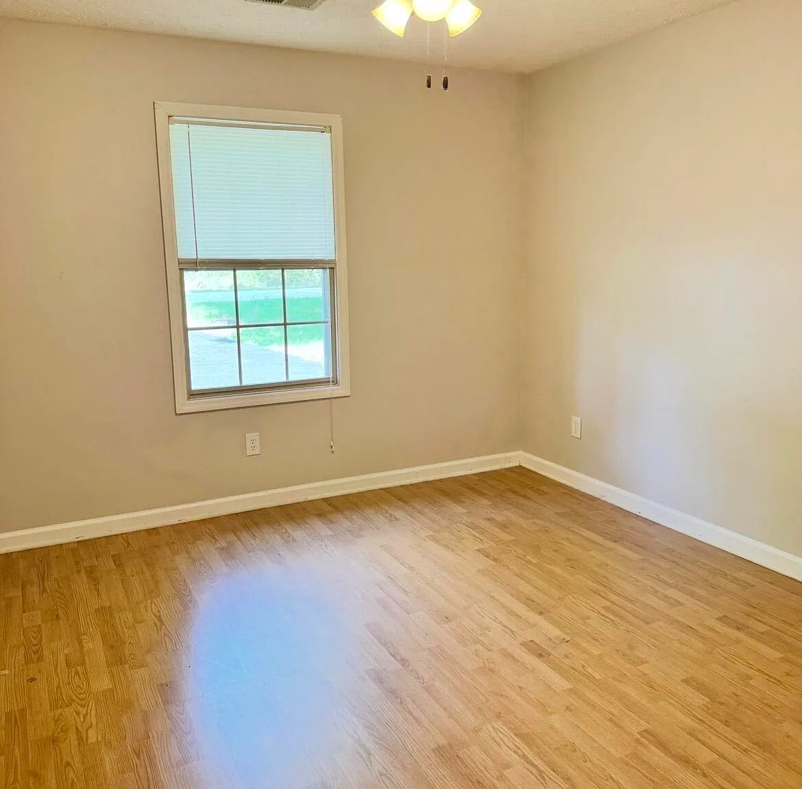 2 bed, 1.0 bath, 1057 sqft, $1,050 — Photo 3