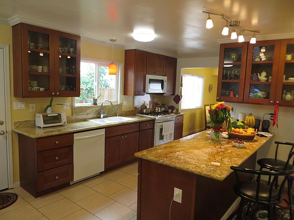 2nd image of 1077 Camellia Dr