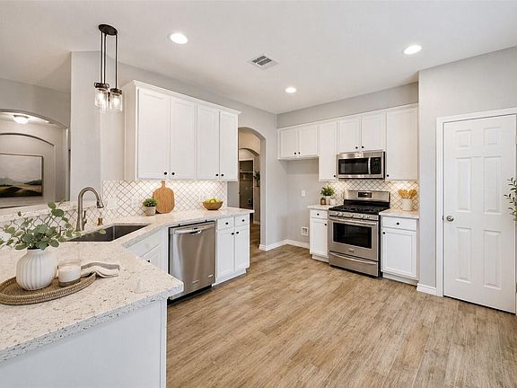 4th image of 4007 Strawberry Ct