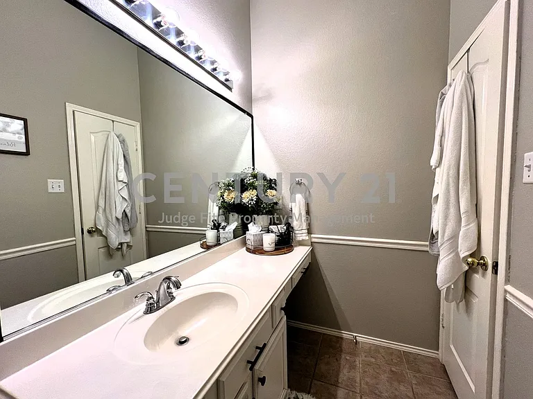 11413 Huntington Rd — Photo 32