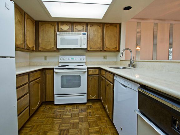 4th image of 401 100th Ave NE APT 213