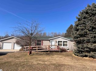 1051 Duquesa Dr, Lake Isabella, MI 48893