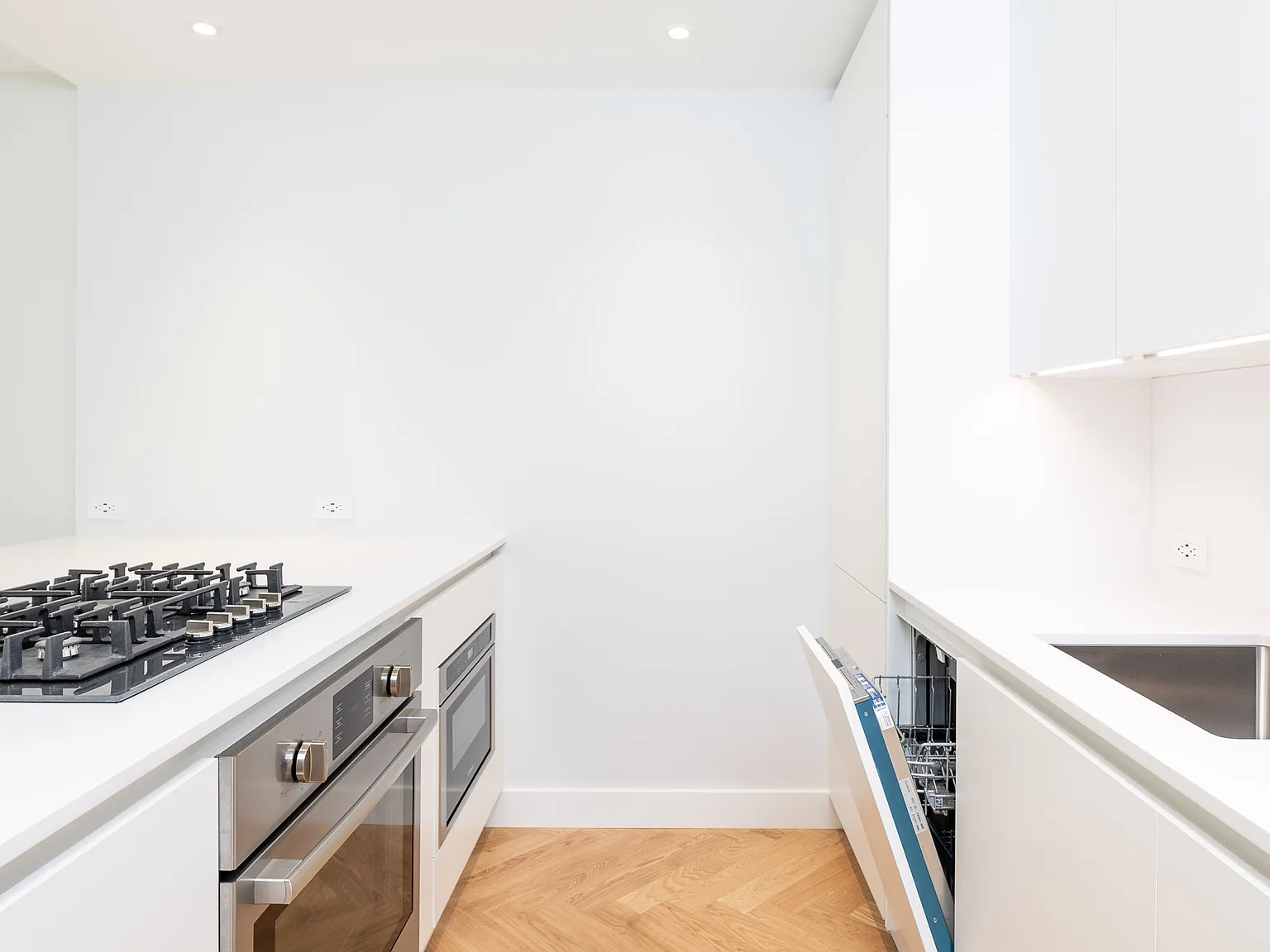 1 bed, 700 sqft, $4,350 — Photo 2