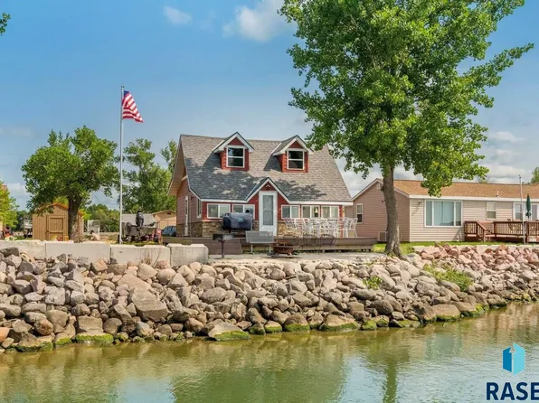 122 N Lake Dr, Castlewood, SD 57223